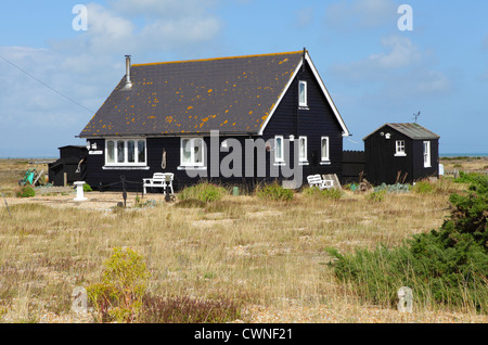 Penny Cottage su Dungeness spiaggia ghiaiosa, Kent, Inghilterra, Regno Unito, GB Foto Stock