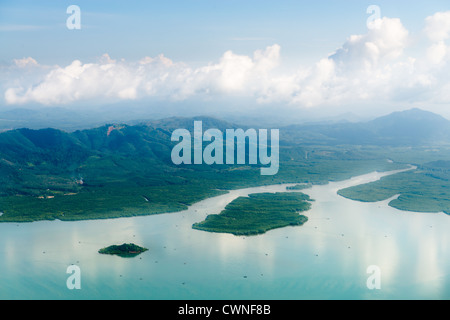 Vista aerea di foreste di mangrovie nelle acque blu del mare delle Andamane Foto Stock
