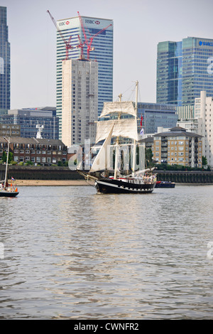 Dutch Tall Ships,sotto la vela,galeoni,Fiume Tamigi Pageant per Olimpiadi di Londra 2012,Canary Wharf,World Financial Center,Londra Foto Stock