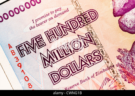 Cinque centinaia di milioni di dollari di (500,000,000 dollari) Banca nota dalla banca dello Zimbabwe, 2009, come risultato di iperinflazione Foto Stock