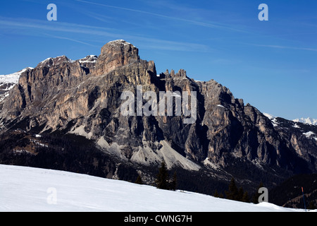 Il Sassongher e Edelweisstal sopra Colfosco nella distanza vicino a Corvara Dolomiti, Alto Adige, Trentino, Italia Foto Stock