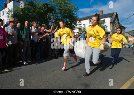 East European ladies team di prendere parte all'annuale del campionato del mondo di tasca Hop gara a Bromyard Herefordshire England Regno Unito Foto Stock