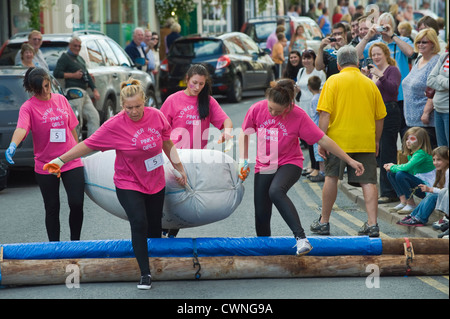 East European ladies team passare la barriera di prendere parte all'annuale del campionato del mondo di tasca Hop gara a Bromyard Herefordshire England Regno Unito Foto Stock