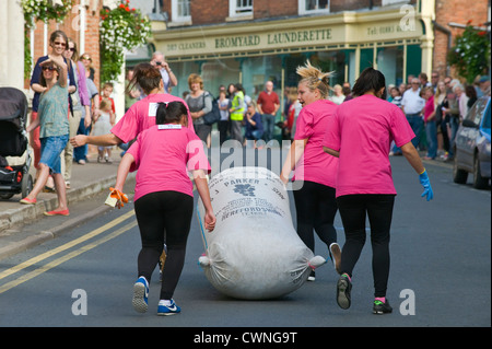 East European ladies team goccia il sacco di prendere parte all'annuale del campionato del mondo di tasca Hop gara a Bromyard Herefordshire England Regno Unito Foto Stock