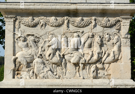 Bassorilievi di soldati romani o di esercito romano combattimenti in scena di battaglia sul Mausoleo del Julii (c40BC) Glanum Saint-Rémy-de-Provence Francia Foto Stock