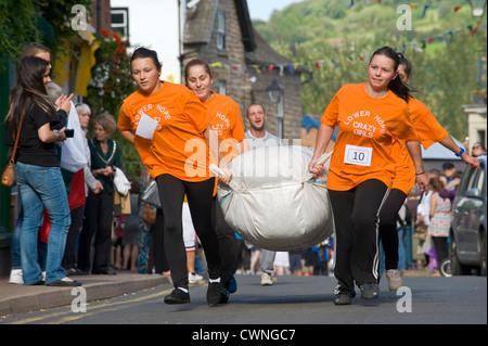 East European ladies team di prendere parte all'annuale del campionato del mondo di tasca Hop gara a Bromyard Herefordshire England Regno Unito Foto Stock