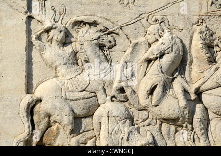 Soldati romani, cavalleria o esercito in scena di battaglia sul Mausoleo di Julii (c40BC) Glanum città romana o resti Saint Rémy de Provence Francia Foto Stock