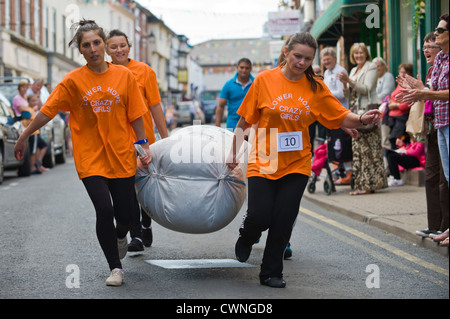 East European ladies team di prendere parte all'annuale del campionato del mondo di tasca Hop gara a Bromyard Herefordshire England Regno Unito Foto Stock