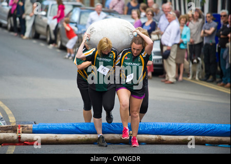 Local ladies team di prendere parte all'annuale del campionato del mondo di tasca Hop gara a Bromyard Herefordshire England Regno Unito Foto Stock