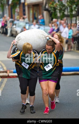 Local ladies team di prendere parte all'annuale del campionato del mondo di tasca Hop gara a Bromyard Herefordshire England Regno Unito Foto Stock