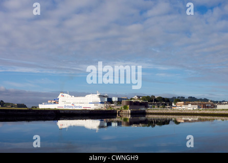 Brittany Ferries la nave 'Armorique' lasciando Millbay Ferryport in Plymouth sul percorso a Santander, Spagna Foto Stock