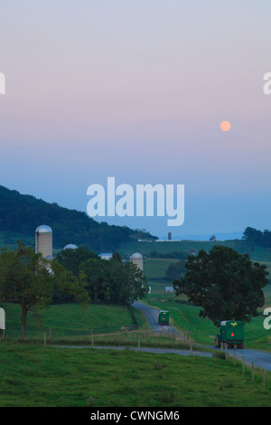 I trattori agricoli e i carri al sorgere della Luna vicino a Dayton nel Shenandoah Valley della Virginia, Stati Uniti d'America Foto Stock
