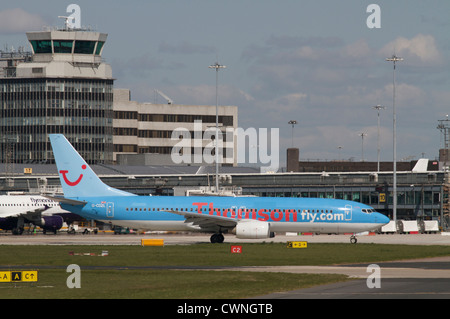 Thomsonfly - (Thomson Airways) Boeing 737-804 lasciando il terminale all'Aeroporto di Manchester Foto Stock