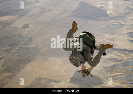 US Army Special Forces in caduta libera durante la formazione paracadute di alta altitudine basso salto di apertura Febbraio 22, 2012 vicino a Fairfield, Utah. Foto Stock