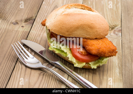 Sandwich con la carne fritta su sfondo di legno Foto Stock