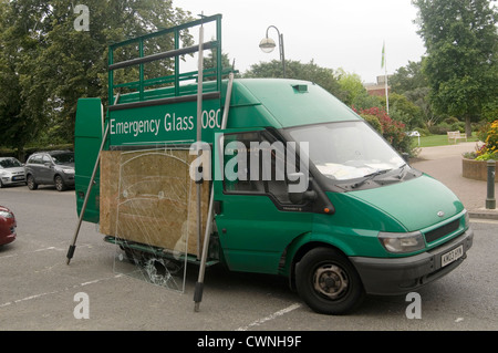 Emergenza riparazione vetro fracassato windows finestra Negozio riparazione anteriore riparazioni riparazione riparato intavolato imbarco Foto Stock