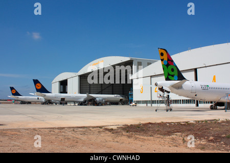 Lufthansa Technik Malta manutenzione aeromobili hangar con jet in fase di revisione Foto Stock