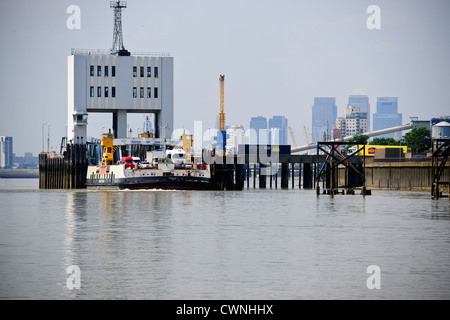 Woolich Ferry Terminal,auto Traghetto trasporto,attraversa il fiume Tamigi,spostamenti giornalieri per automobili e camion,Greenwich,Fiume Tamigi,Londra Foto Stock