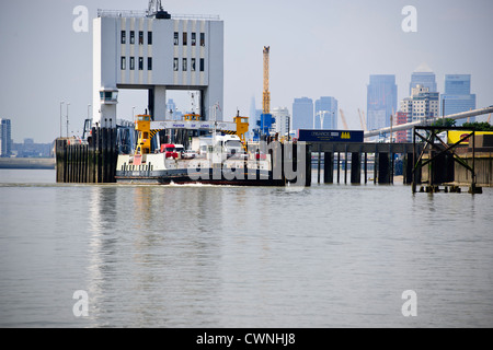 Woolich Ferry Terminal,auto Traghetto trasporto,attraversa il fiume Tamigi,spostamenti giornalieri per automobili e camion,Greenwich,Fiume Tamigi,Londra Foto Stock