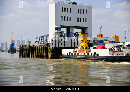 Woolich Ferry Terminal,auto Traghetto trasporto,attraversa il fiume Tamigi,spostamenti giornalieri per automobili e camion,Greenwich,Fiume Tamigi,Londra Foto Stock