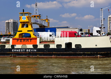 Woolich Ferry Terminal,auto Traghetto trasporto,attraversa il fiume Tamigi,spostamenti giornalieri per automobili e camion,Greenwich,Fiume Tamigi,Londra Foto Stock