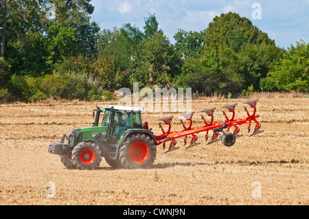 Fendt 716 aratura del trattore - sud-Touraine, Francia. Foto Stock