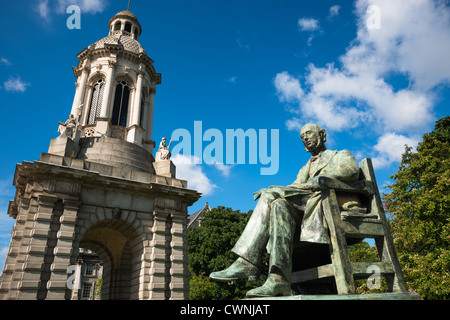 Il Campanile con la statua di William Lecky, il Trinity College di Dublino, Irlanda, Europa. Foto Stock