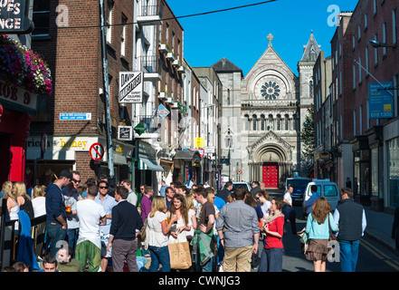 Un vivace Anne Street South con St Ann's Chiesa d'Irlanda per la parte posteriore. Dublino Repubblica di Irlanda. Foto Stock