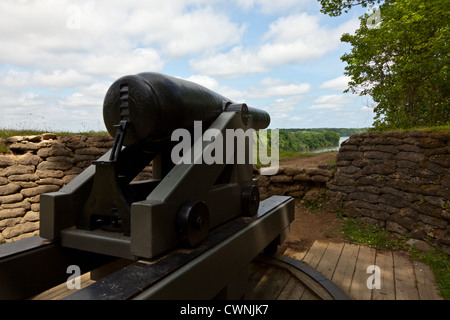 Il cannone si affaccia su James River a Drewry's Bluff, parte di Richmond National Battlefield Park Foto Stock