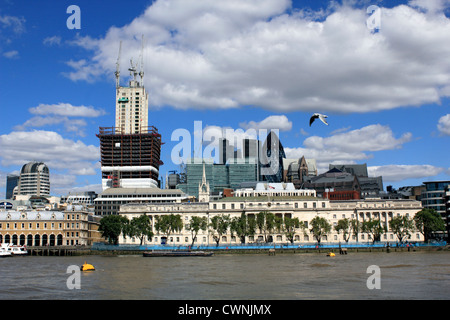 Custom House, il vecchio mercato di Billingsgate e del Walkie-Talkie in costruzione sul Fiume Tamigi, Southwark Londra England Regno Unito. Foto Stock