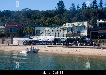 Doyles Ristorante e spiaggia di Watsons con la barca in primo piano sobborghi Orientali Sydney New South Wales AUSTRALIA Foto Stock