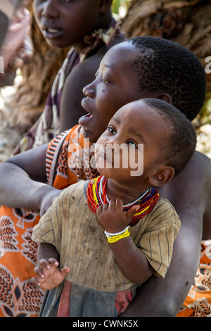 Gli Hadzabe, o Hadzabe, sono un gruppo etnico nel centro-nord della Tanzania, vivente attorno al lago Eyasi nella centrale Rift Valley. Foto Stock