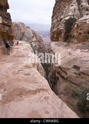 Petra e storico sito archeologico in Giordania parte del sentiero per Al-Deir monastero spettacolare natura incluso Foto Stock