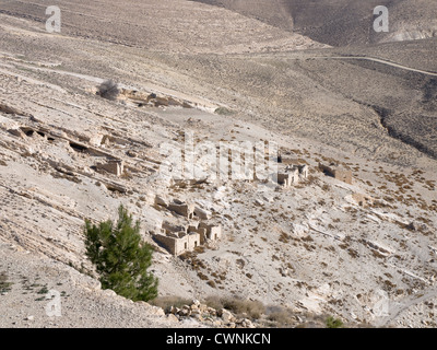 Stark paesaggio con resti di abitazioni attorno al castello crociato Shoubak in Giordania Foto Stock