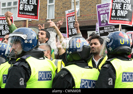 UAF manifestanti di Walthamstow come difesa inglese League tentativo o tenere un rally presso il municipio. Foto Stock