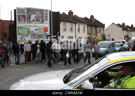 La gente del posto i giovani si riuniscono come un marzo dall'anello EDL approcci di gruppo in Walthamstow. Foto Stock