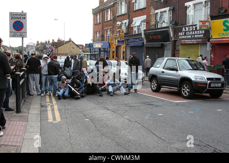 Walthamstow giovani tenere un breve sedersi protesta come EDL marzo approcci. Foto Stock