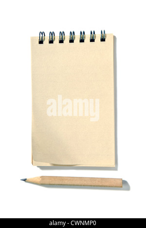 Blocco note con una matita, vuoto, isolati su 100% sfondo bianco Foto Stock
