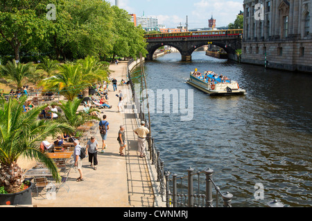 L'Europa, Germania, Berlino, Riverside Café che si affaccia sul fiume Spree Foto Stock