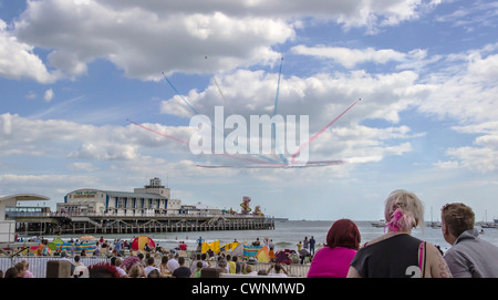 Le frecce rosse Aerobatic Team volando sul molo di Bournemouth a guardare la folla ad ovest sulla spiaggia durante l'annuale Festival dell'aria, Foto Stock