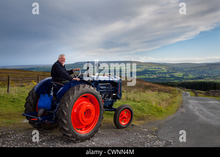 Steve Cockerill con 1951 anni '50 del Fordson Major E27N con il motore Perkins P6 originale a Redmire su Grinton Moor, vicino a Reeth Foto Stock