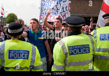 Il razzista Islamophobic Inglese Lega di difesa (EDL) marzo attraverso il centro di Walthamstow Londra Nord Foto Stock