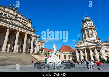 L'Europa, Germania, Berlino, statua di Friedrich Schiller nella piazza Gendarmenmarkt Foto Stock