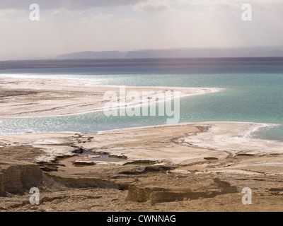 Mar Morto Giordania, è facile vedere il naufragio del livello dell'acqua quando si guida lungo le sue rive Foto Stock