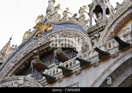 Cavallo di bronzo sculture, la Basilica di San Marco. Piazza San Marco, Venezia, Italia. Foto Stock