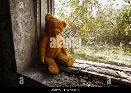 Giocattolo Antico bear abbandonati in rovine. Giocattolo sovietica 70s Foto Stock