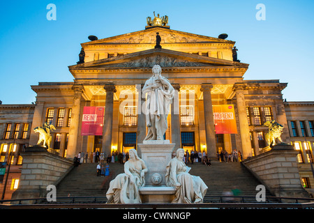 L'Europa, Germania, Berlino, statua di Friedrich Schiller nella piazza Gendarmenmarkt Foto Stock