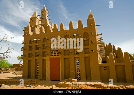 Adobe moschea nel villaggio Goundiourou, Pays Dogon del Mali Foto Stock