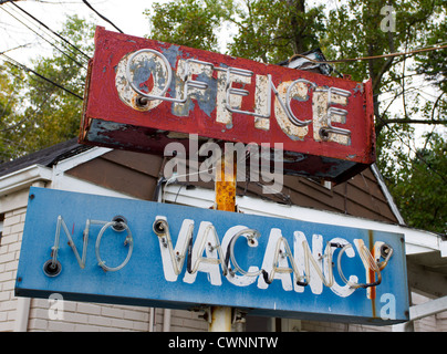 Un vecchio segno davanti di un motel Foto Stock