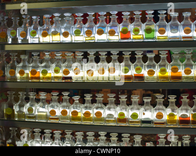 Bottiglie di profumo in un negozio in Aqaba Giordania illuminato dal retro Foto Stock